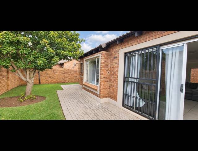 3 BEDROOM TOWNHOUSE FOR SALE IN HEUWELSIG ESTATE